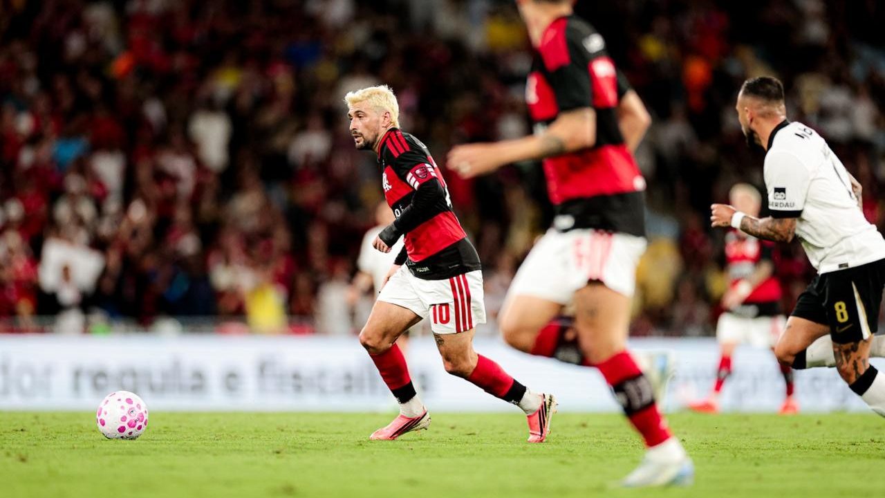 Com gol nos acréscimos, Flamengo vence o Atlético-MG e assume a liderança do Brasileirão
