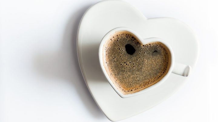 Como o café afeta a qualidade do sexo? Os benefícios (e riscos) do consumo de cafeína da cama