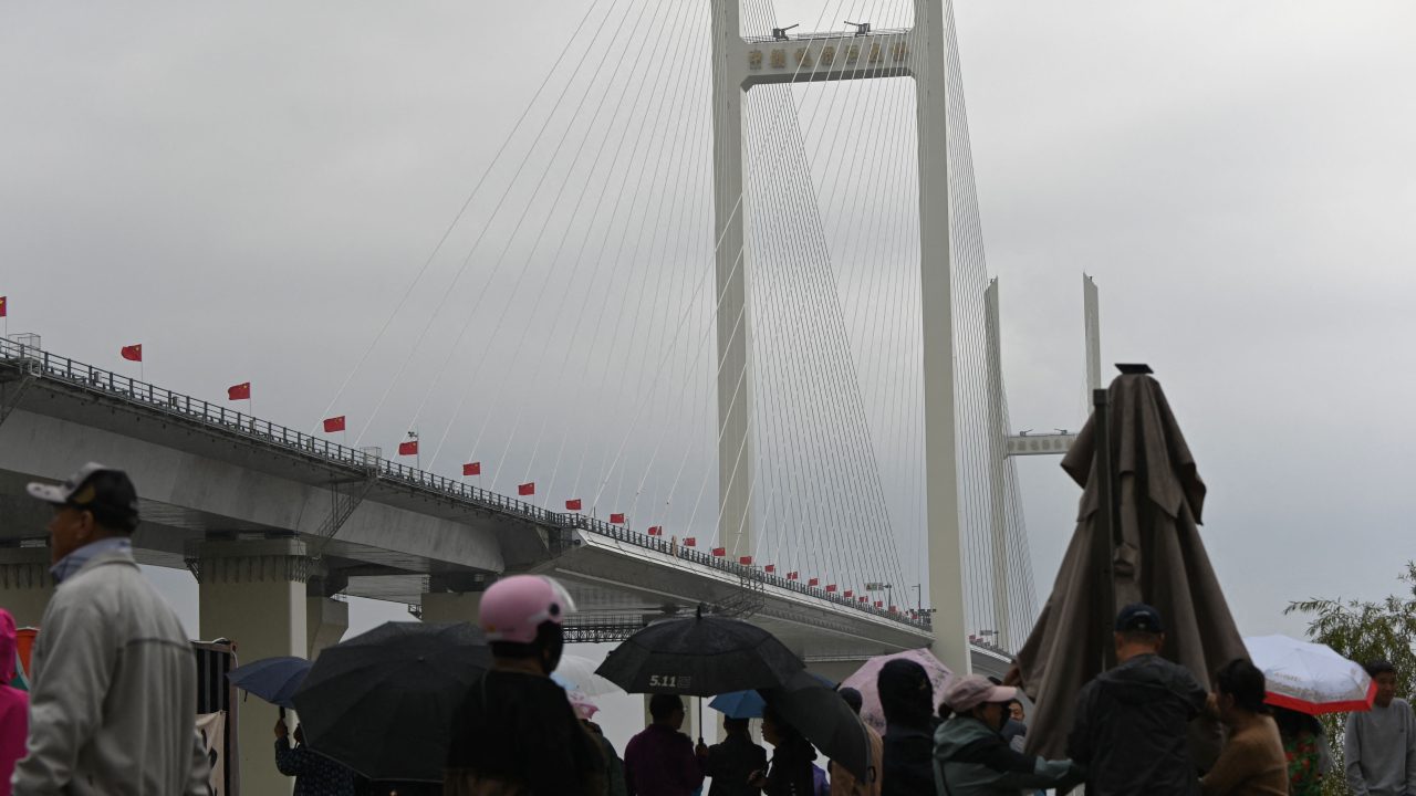 Concluída há mais de 10 anos, ponte entre China e Coreia do Norte é inaugurada