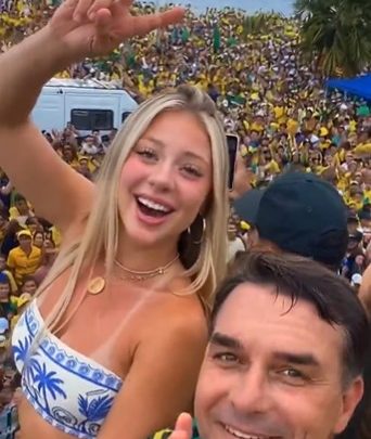 Conta falsa cria 'loirona do Flávio' e espalha vídeos ao lado do candidato para vender pornografia de IA