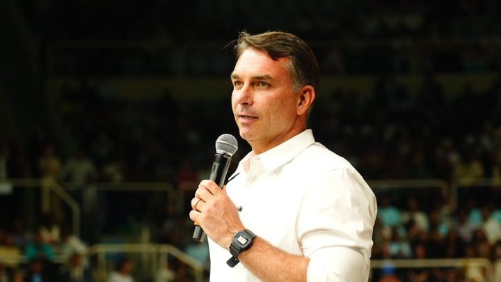 Corrida por cargos em eventual governo incomoda Flávio, que se manifesta contra 'picaretas'