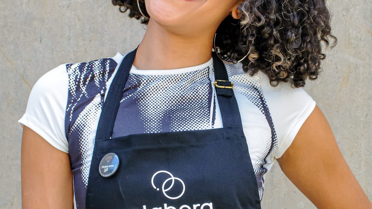 Curso gratuito abre portas do mercado de joias para mulheres de baixa renda