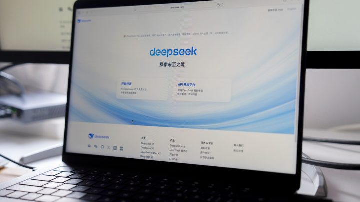 DeepSeek atualiza modelo de IA e intensifica disputa com concorrentes dos EUA