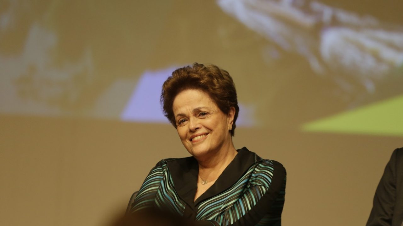 Dilma notifica a Justiça para voltar a receber da União o salário que a ditadura retirou