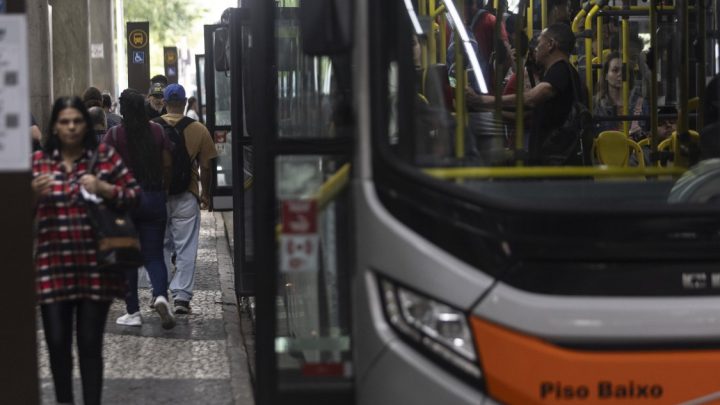 Domingo do segundo turno teve bairros de SP com apenas metade da frota de dias úteis