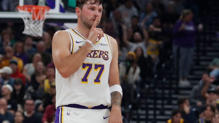 Doncic marca 52 pontos e mantém Lakers invictos na NBA; 76ers perdem a primeira