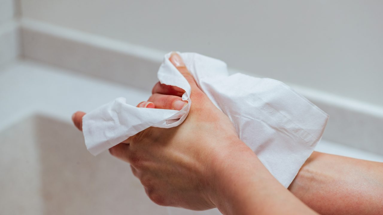 É melhor secar as mãos com toalhas de papel ou com um secador de mãos em um banheiro público? Cientistas esclarecem