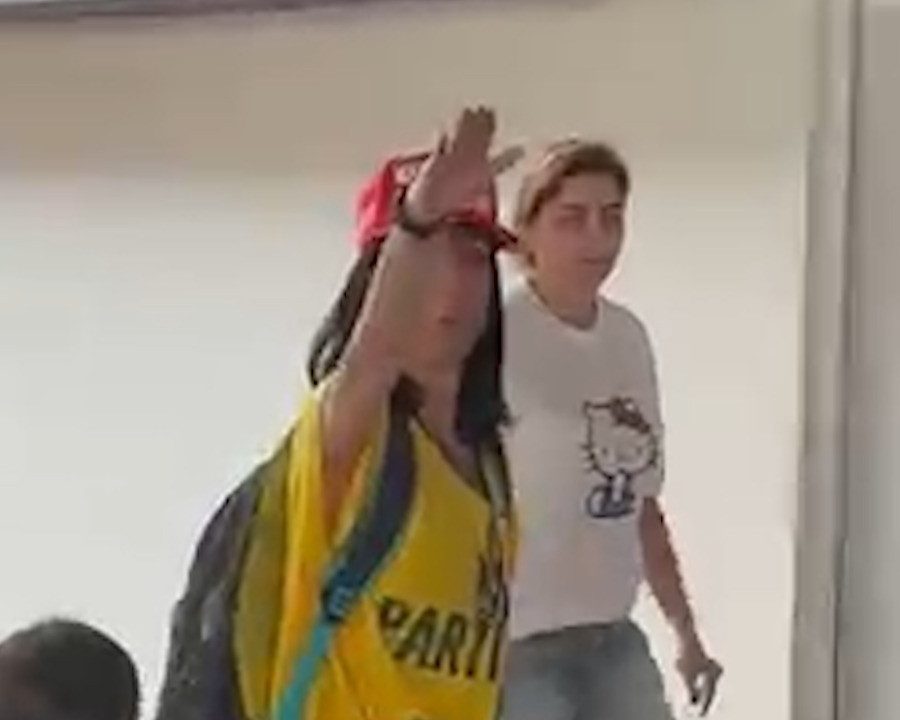 Eleitora de Flávio Bolsonaro, com boné de Donald Trump, faz saudação nazista ao votar em colégio do Rio