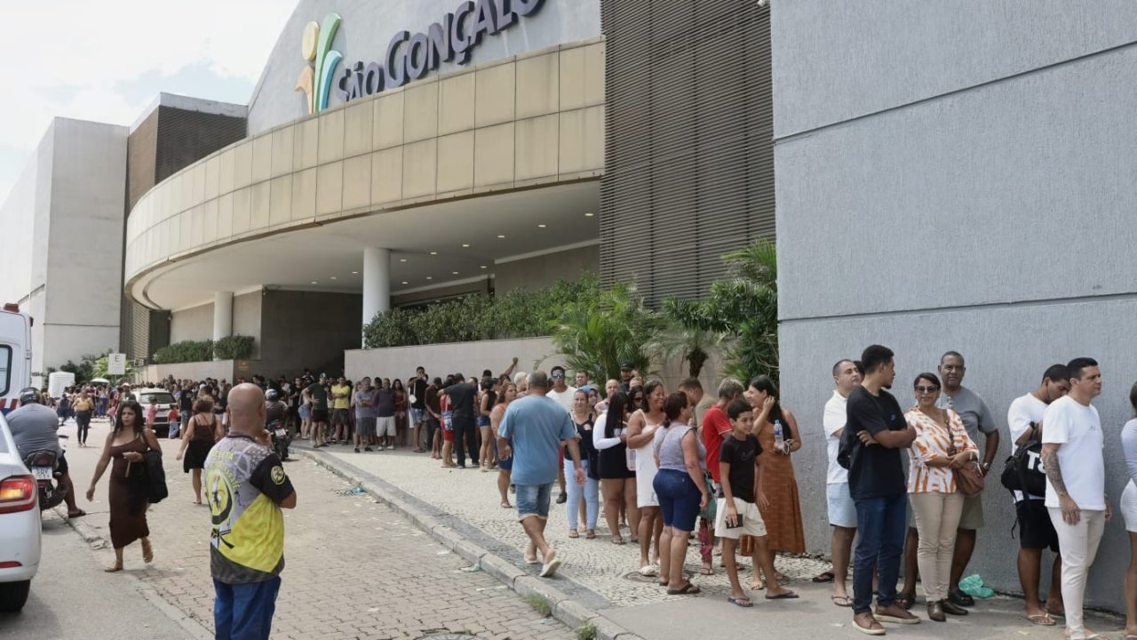 Eleitores relatam demora para votar no Rio e lentidão em SP; quem estiver na fila até 17h pode votar