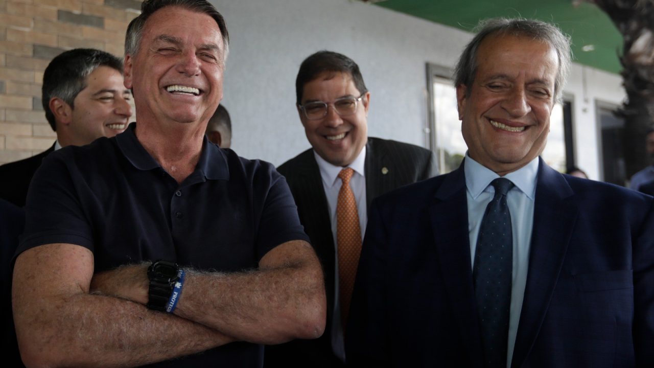 Em meio à crise provocada por fuga de Flávio, Moraes autoriza visita de Valdemar Costa Neto a Bolsonaro