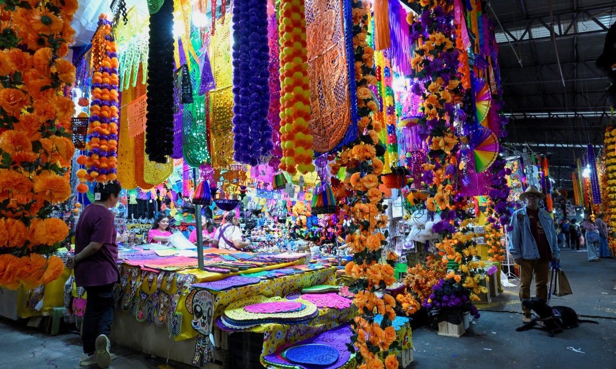 Entenda como artesãos mexicanos mantêm tradição centenária do papel picado para o 'Dia dos Mortos' em meio à produção industrial