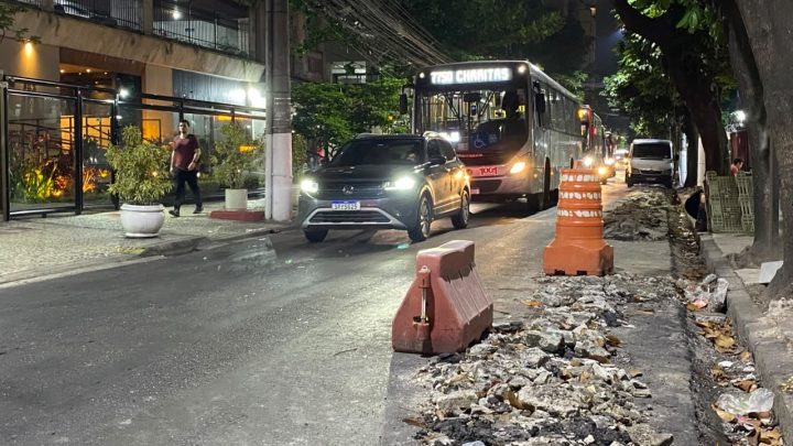 Entulho ocupa trecho de rua e prejudica trânsito em Icaraí, Niterói
