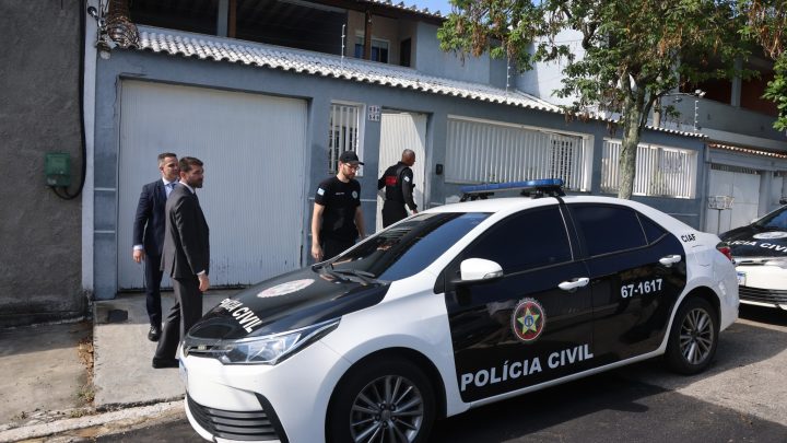 Escola de papel: negociação para obra com suspeita de desvio de verbas públicas foi feita dentro de igreja na Baixada