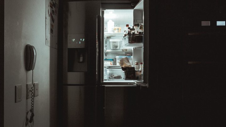 Esta é a parte da geladeira que nunca é limpa e que pode encarecer sua conta de energia