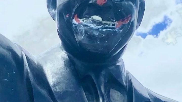 Estátua de João Goulart, deposto pelo golpe militar de 1964, é vandalizada em Porto Alegre