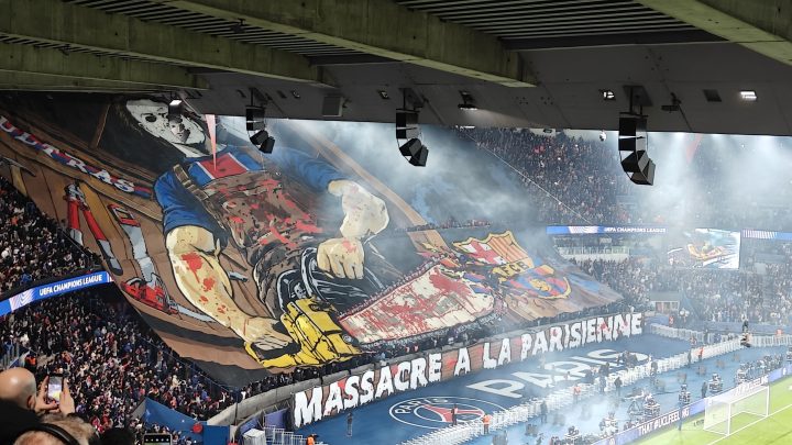 Faixa de torcida do PSG em referência ao terror chama a atenção em jogo contra o Barcelona