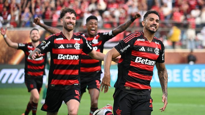 Flamengo acerta renovação de Danilo até dezembro de 2027