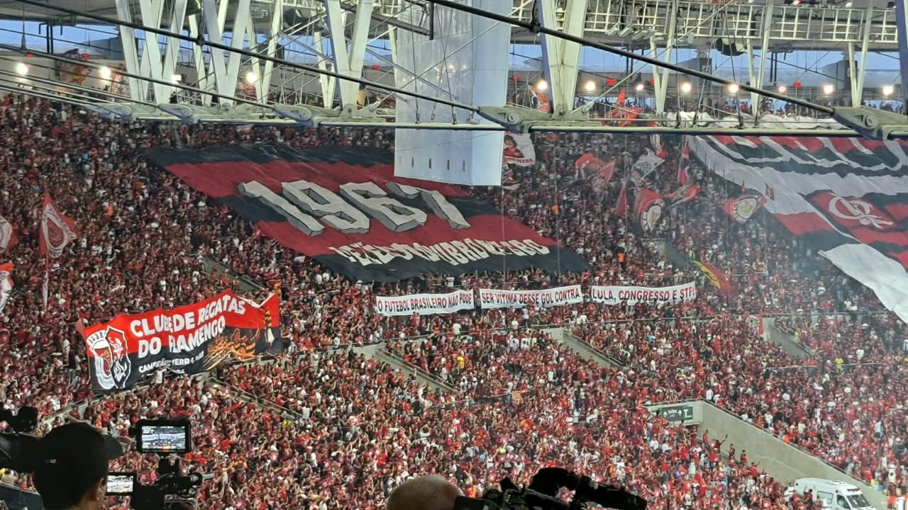 Flamengo e Fluminense protestam contra a MP das bets no Maracanã; torcedores rubro-negros estendem faixa em apoio