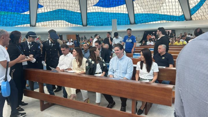 Flávio Bolsonaro diz que visitará o pai na terça-feira após Moraes autorizar retomada dos encontros