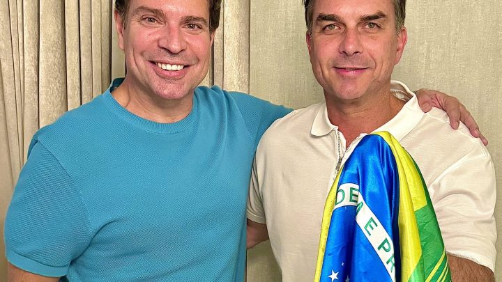 Flávio Bolsonaro posa ao lado de Ramagem, outro que fugiu da Justiça brasileira