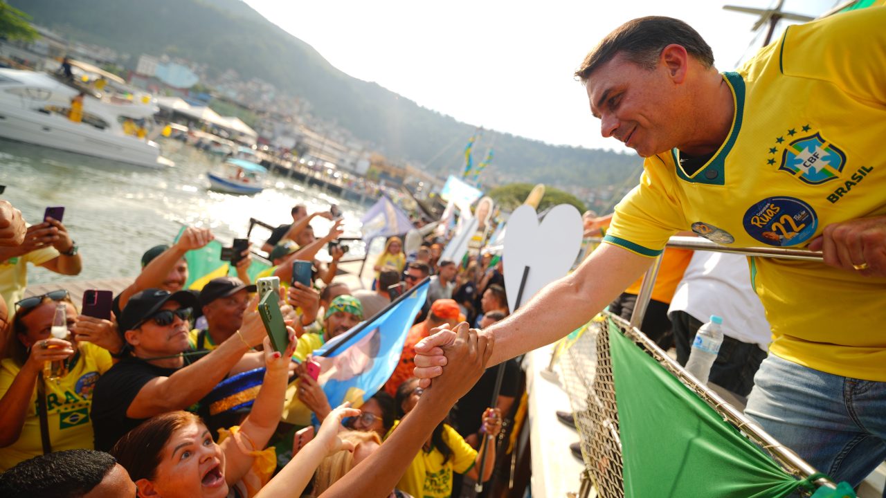 Flávio Bolsonaro venceu Lula nas áreas controladas pela milícia do Estado do Rio
