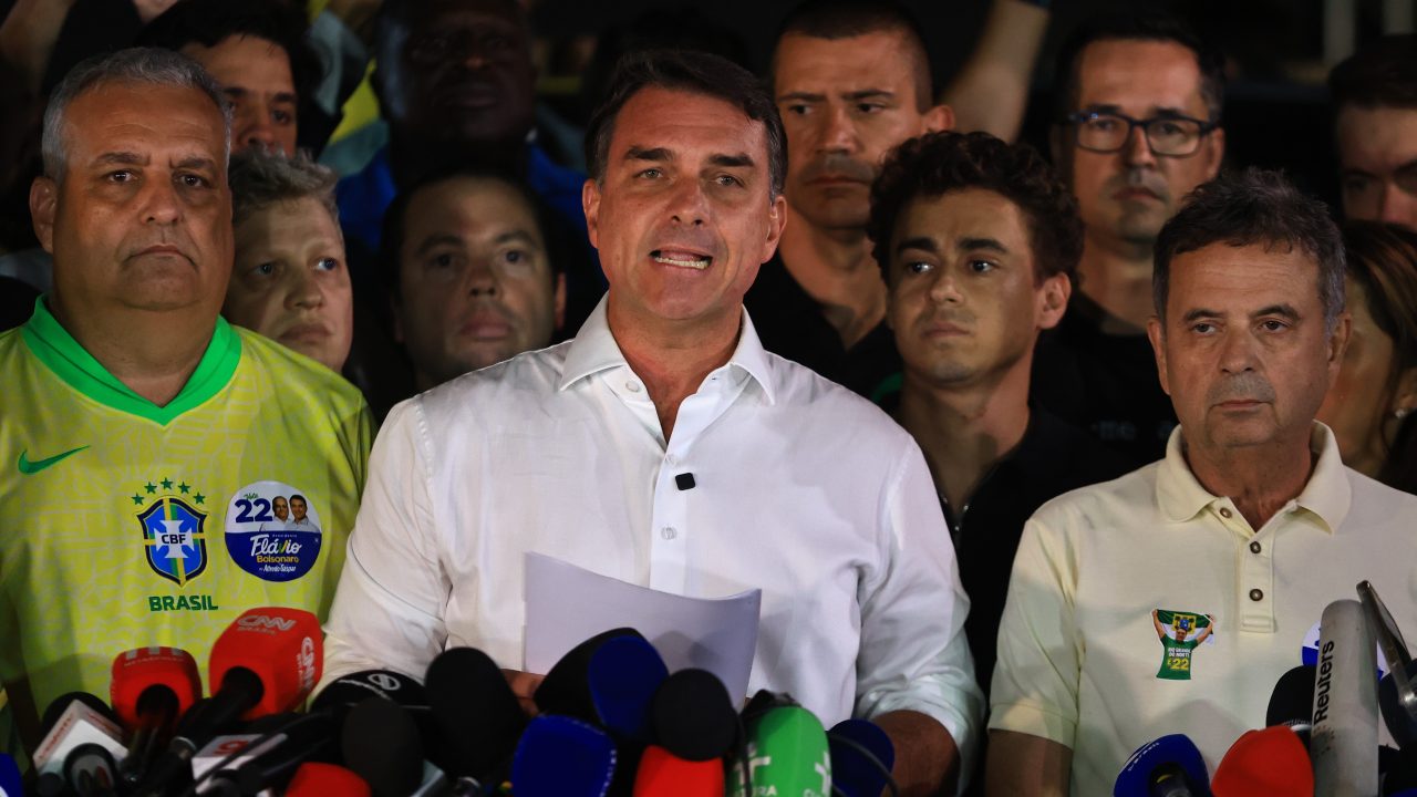 Flávio despejou R$ 11 milhões em Instagram e Facebook em apenas oito dias