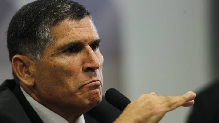 General Santos Cruz sobre busca de apoio dos EUA por Flávio e Eduardo Bolsonaro: 'isso aí não é direita, isso se chama vigarice'