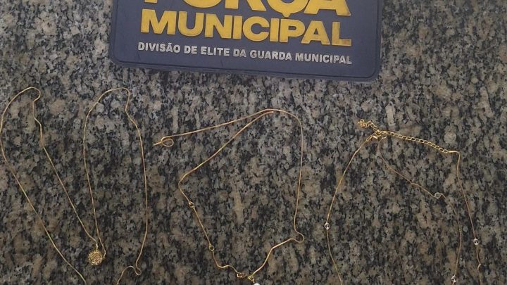 Homem é preso com cordões escondidos na boca e outros três por roubo de celular com faca no Rio