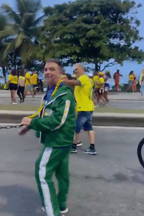 Homem negro aparece acorrentado em ato de apoio a Flávio Bolsonaro na Barra da Tijuca; veja vídeo