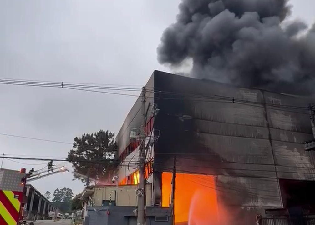 Incêndio atinge fábrica de óleo vegetal em Mauá, na Grande São Paulo