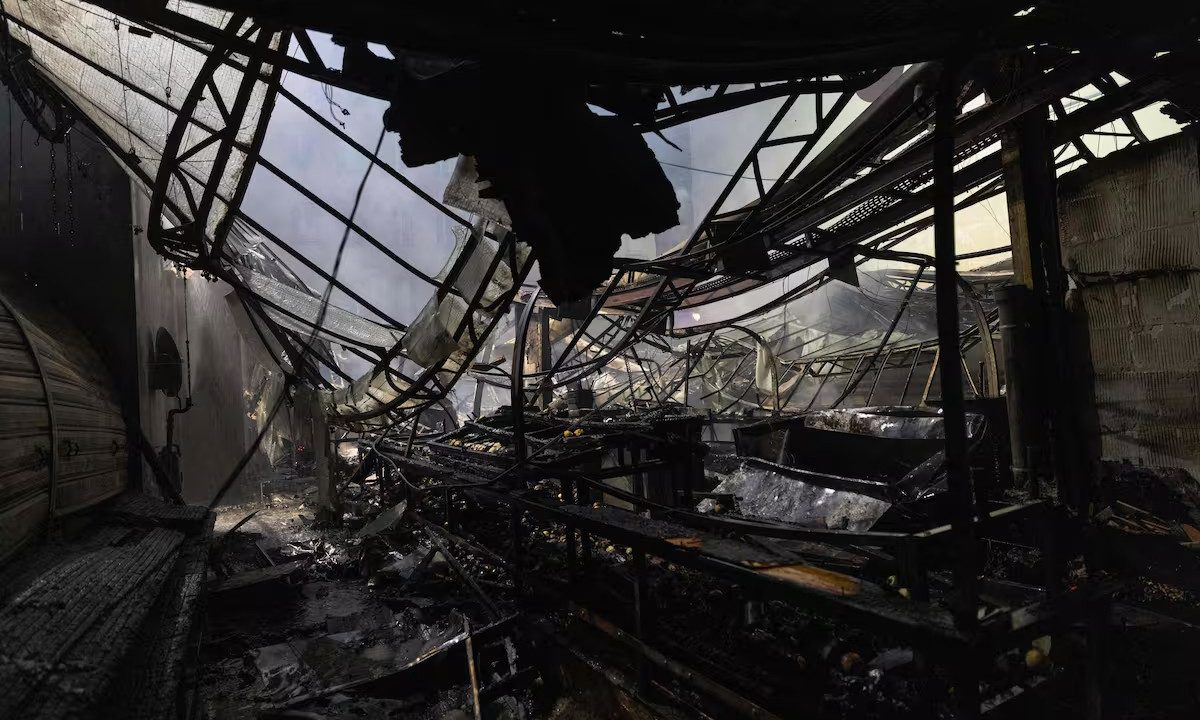 Incêndio destrói mercado coberto mais antigo de Paris, fundado em 1615
