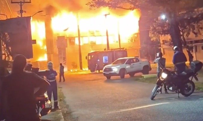 Incêndio na UFPE: Polícia Federal usa robô e drone para perícia enquanto prédio ainda corre risco de desabar