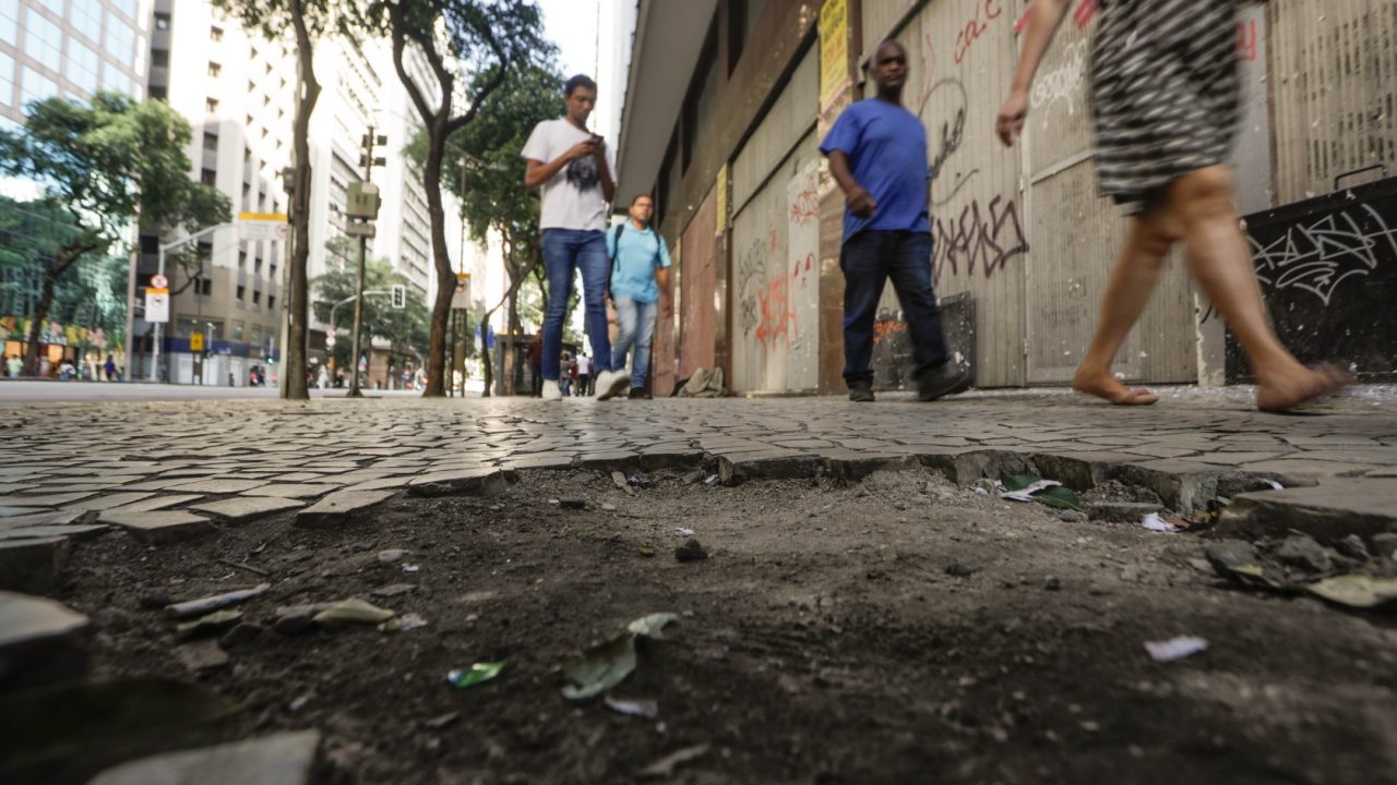 Inclusão exige que prefeituras façam o básico: cuidar das calçadas