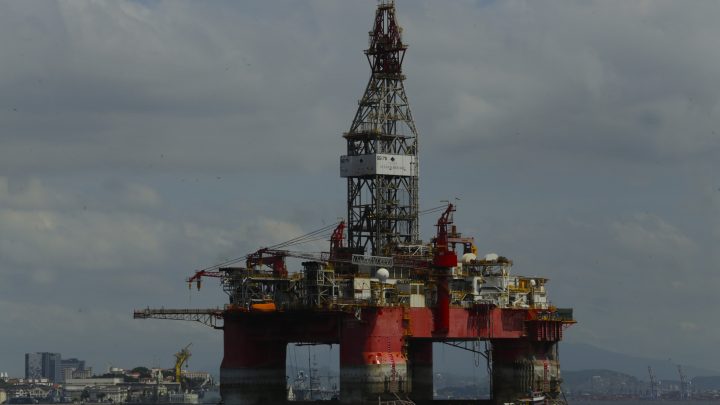 Indústria do petróleo é dominada por homens e terceirizados e paga mais aos brancos, mostra estudo