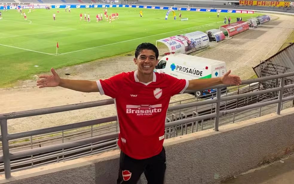Influenciador brasileiro preso pelo ICE nos EUA é deportado após quase um mês; veja o que se sabe