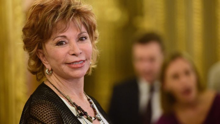 Isabel Allende conta com humor como lida com o ofício da escrita há quatro décadas em 'A palavra mágica'