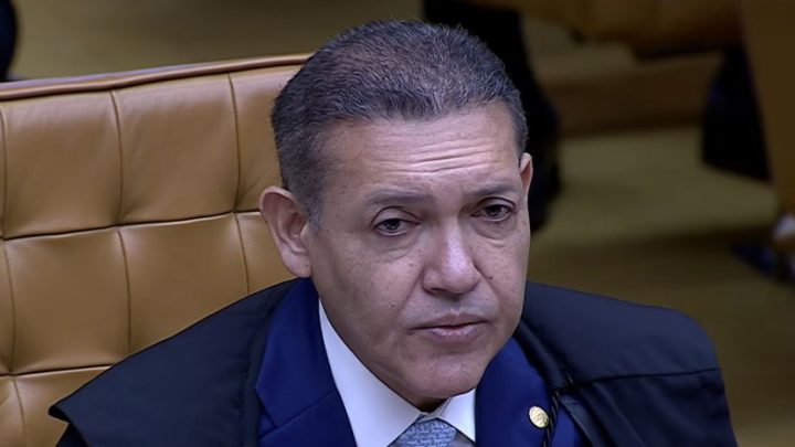 Kassio Nunes passa por cima de corregedor do TSE, atende pedido de Flávio Bolsonaro e manda derrubar canal "Exército de Lula"