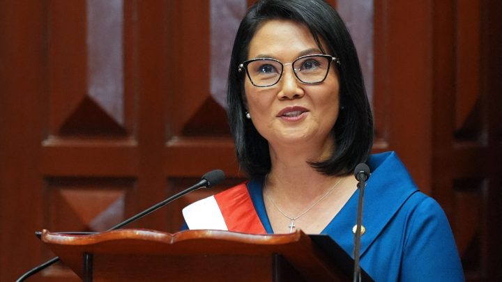 Keiko Fujimori, presidente do Peru, anuncia normas rígidas em colégios; veja proibições
