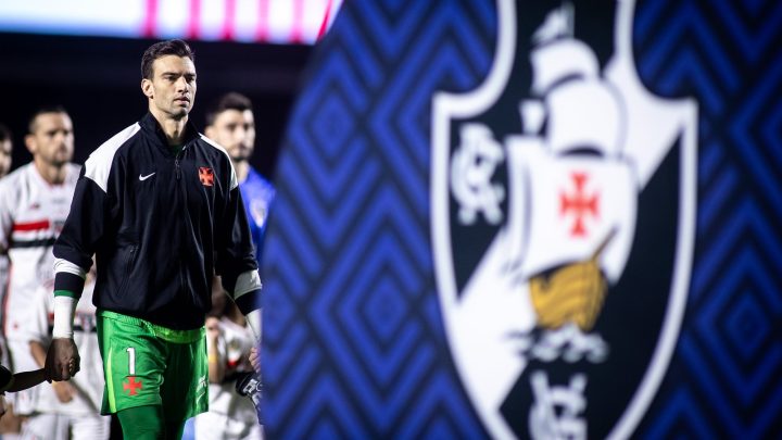 Léo Jardim ganha apoio da torcida do Vasco após falha: 'Ganhamos e perdemos juntos'