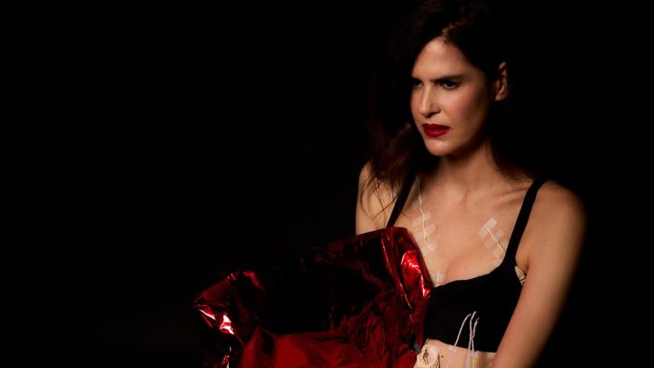 Luiza Mariani estrela solo autobiográfico sobre câncer de mama e o corpo feminino