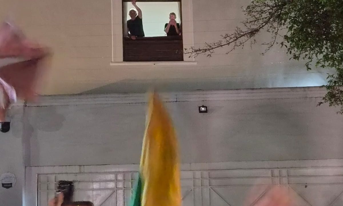 Lula discursa para apoiadores da janela de sua casa, em SP, e diz que 'vitória é do povo brasileiro'; veja vídeo