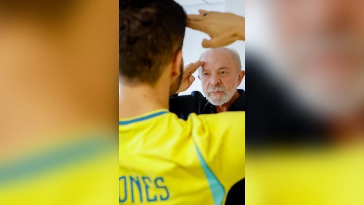 Lula ganha celular para entrar no 'Exército' de Janones e promete usá-lo em live se grupo chegar a 10 milhões