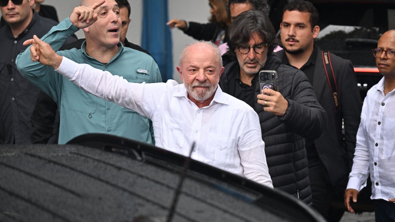 Lula vota no ABC Paulista em sua última disputa presidencial e aguarda desfecho de eleição histórica