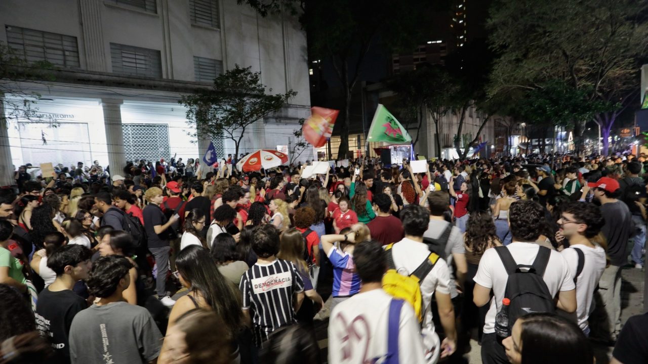 Mackenzie e PUC-Rio vetam atos pró-Lula e pró-Flávio Bolsonaro