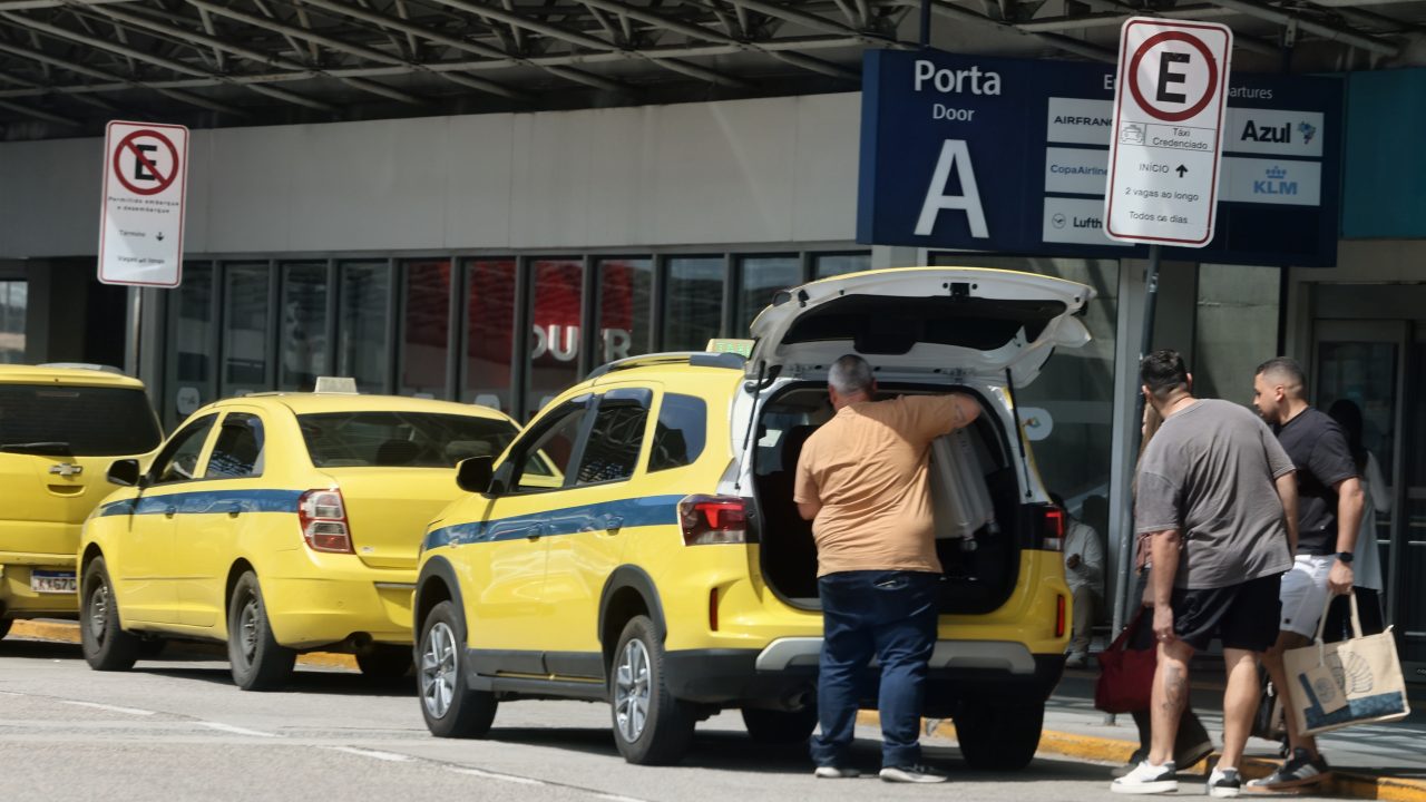 Máfia dos táxis: saiba como não cair na mão de golpistas ao sair do Aeroporto do Galeão