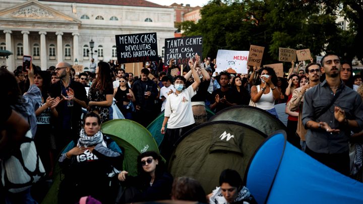 Manifestantes acampam na Praça do Rossio, em Lisboa, em protesto por preço de moradia no país