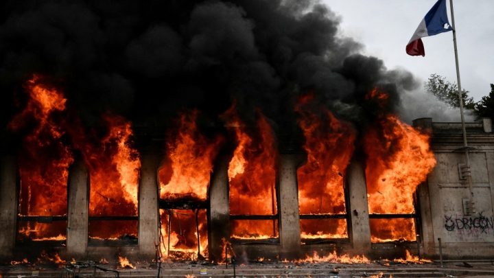 Manifestantes franceses incendeiam prédio de turismo em Lyon durante protestos contra alto custo de vida