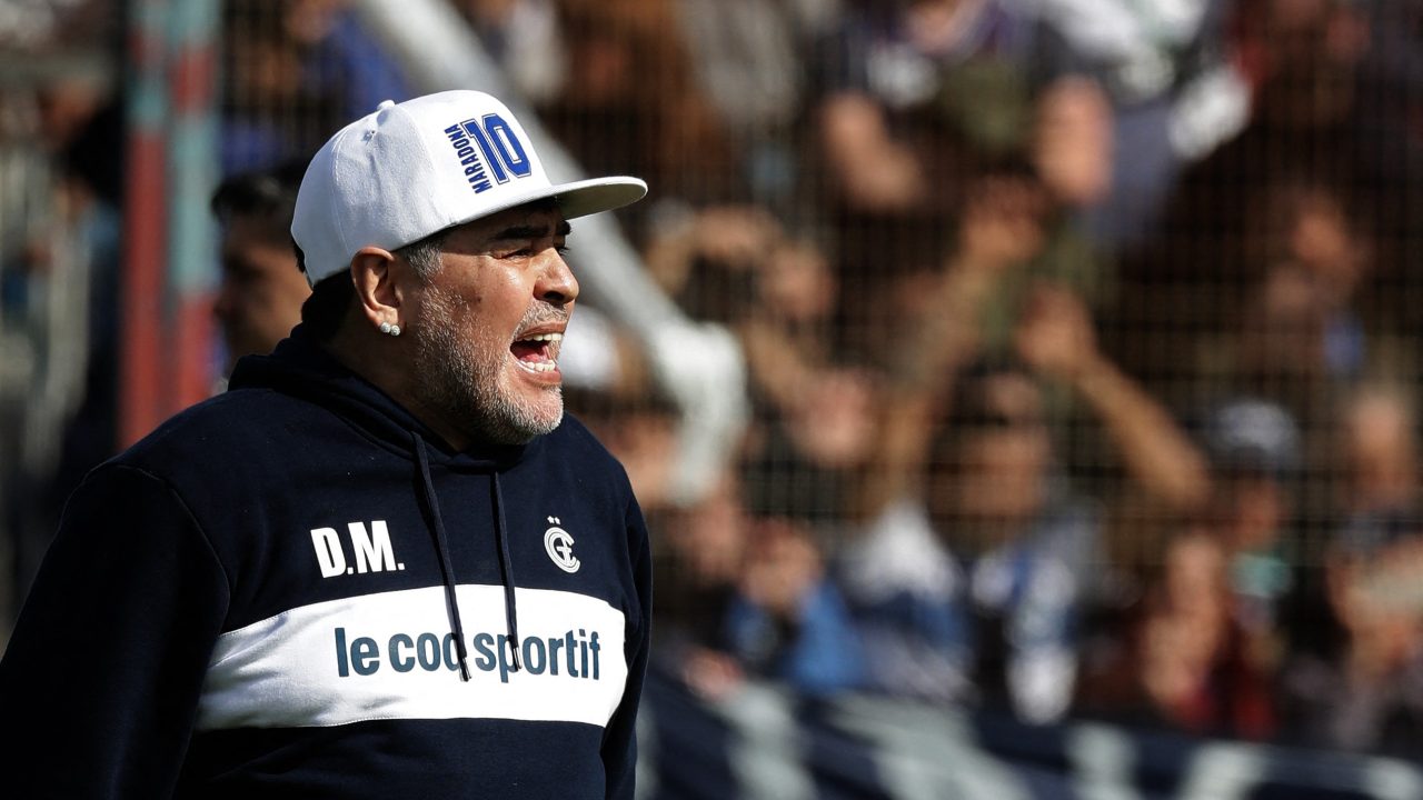 Maradona foi abandonado 'à própria sorte' por equipe médica, diz promotoria em julgamento sobre morte do ídolo argentino