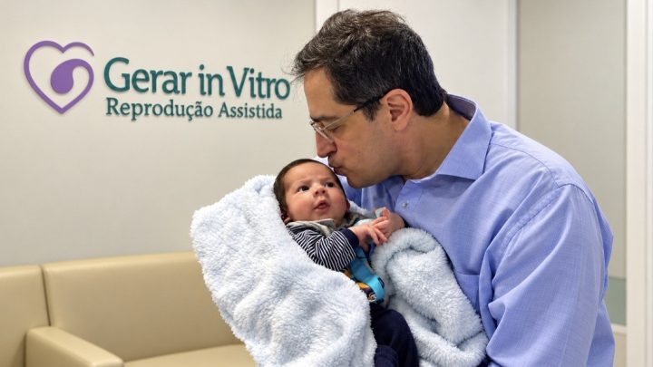 Mãe homenageia médico e dá seu nome ao filho após tratamento de fertilidade