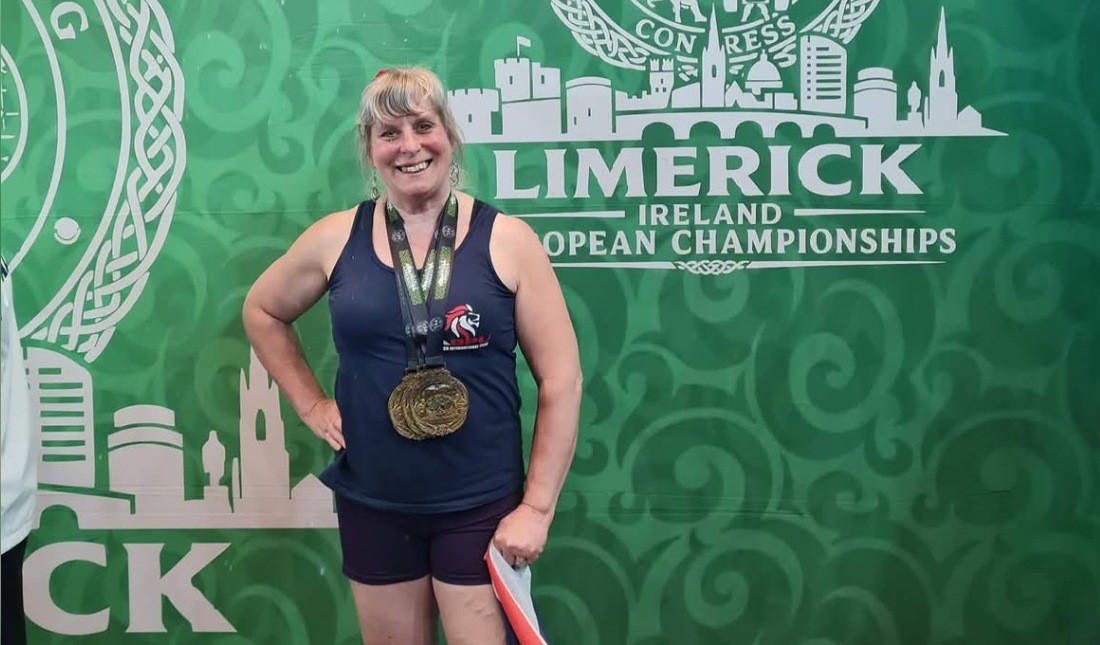 Mulher de 65 anos vira tricampeã mundial de levantamento de peso após começar a treinar há dois anos e meio